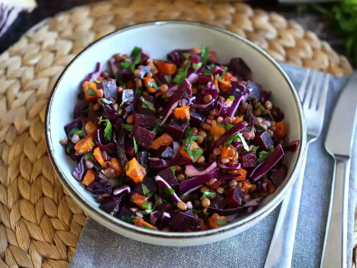 Salată de linte, dovleac, varză rosie, sfeclă și pătrunjel (perfecta pentru toamnă/iarnă) - poza 2