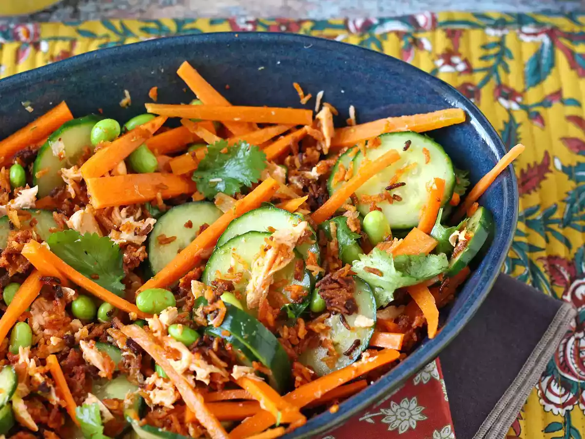 Salată de orez crocantă și picantă