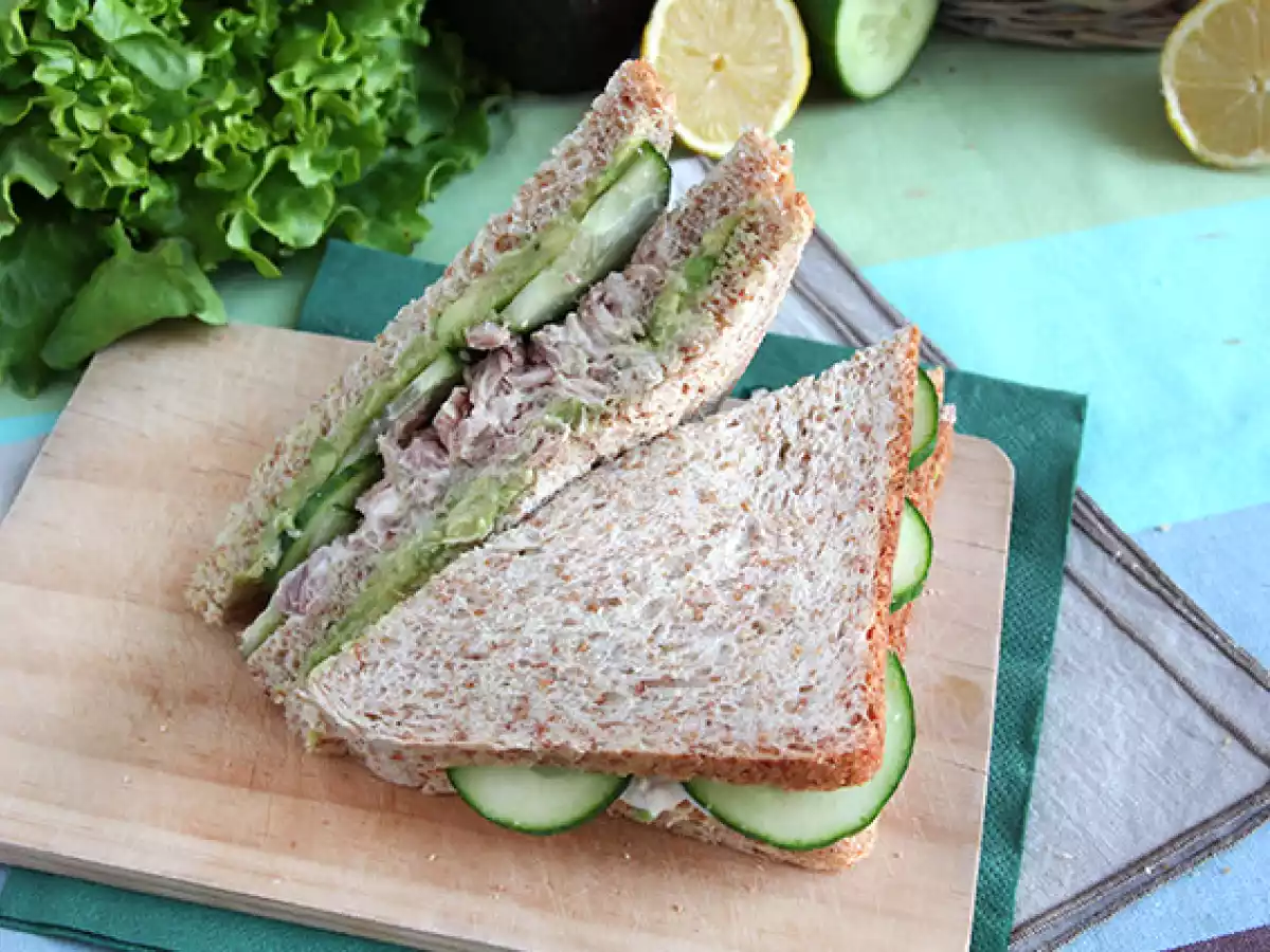 Sandwich Club cu ton si avocado - poza 4