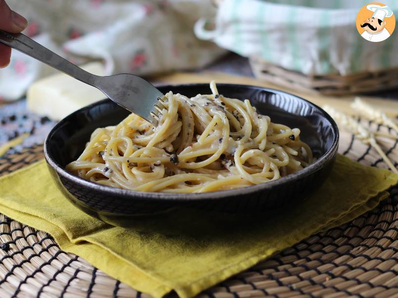 Spaghete cacio e pepe: 3 ingrediente, o explozie de gust! - poza 4