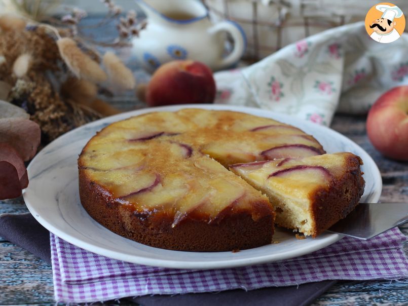 Tartă răsturnată cu piersici, unt topit și caramelizat