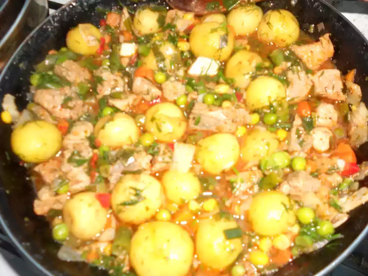 Tocanita din carne de porc si cartofi intregi