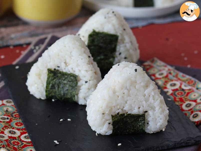 Ton onigiri, micul sandviș japonez triunghiular din orez - おにぎり - poza 2