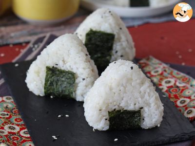 Ton onigiri, micul sandviș japonez triunghiular din orez - おにぎり - poza 2