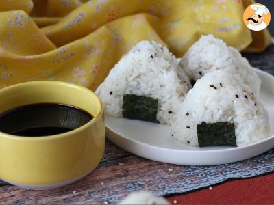 Ton onigiri, micul sandviș japonez triunghiular din orez - おにぎり - poza 3