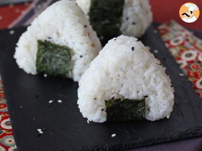 Ton onigiri, micul sandviș japonez triunghiular din orez - おにぎり - poza 4