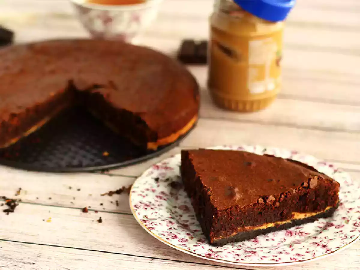 Tort negresa cu unt de arahide si biscuiti Oreo - poza 2