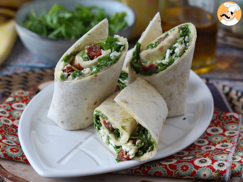 Wrap mediteranean umplut cu humus, rucola, ardei și feta