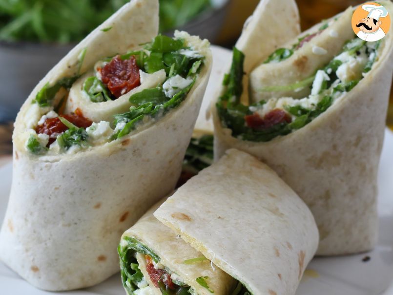 Wrap mediteranean umplut cu humus, rucola, ardei și feta - poza 2