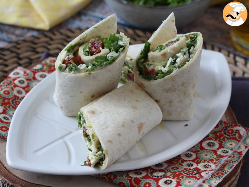 Wrap mediteranean umplut cu humus, rucola, ardei și feta - poza 3