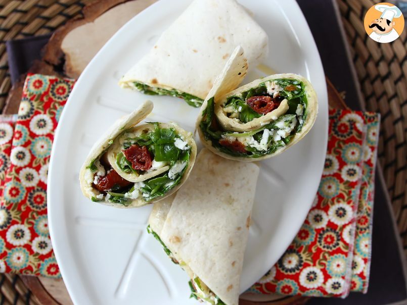 Wrap mediteranean umplut cu humus, rucola, ardei și feta - poza 4