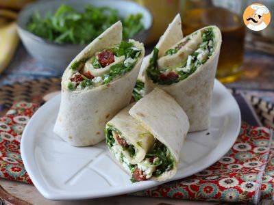 Wrap mediteranean umplut cu humus, rucola, ardei și feta