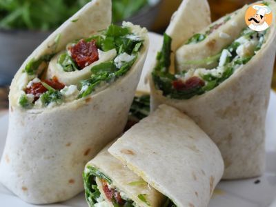 Wrap mediteranean umplut cu humus, rucola, ardei și feta - poza 2