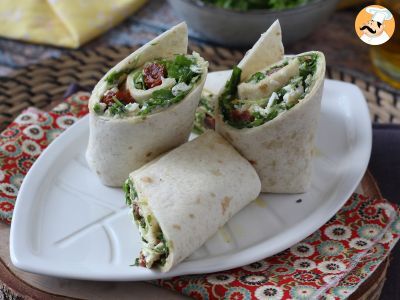 Wrap mediteranean umplut cu humus, rucola, ardei și feta - poza 3