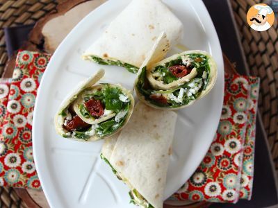 Wrap mediteranean umplut cu humus, rucola, ardei și feta - poza 4